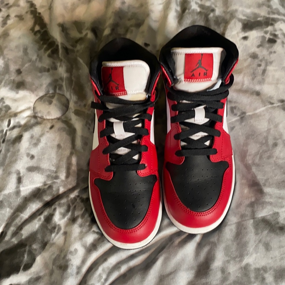- Air Jordan 1 MID (GS)
